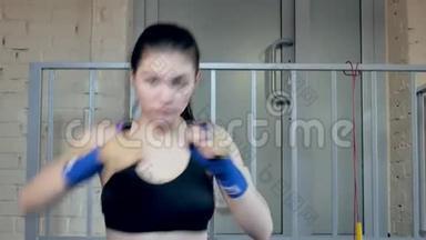 在健身室用橡皮筋进行漂亮的跆拳道女子训练拳打脚踢，强壮有力，适合身体的跆拳道